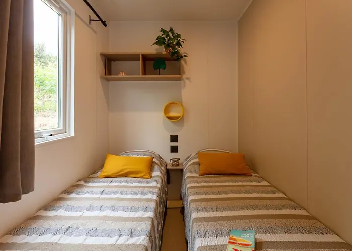 Le Palmier, Mobil-home Sans Vis-a-vis Idealement Situe Entre Et Vignes *